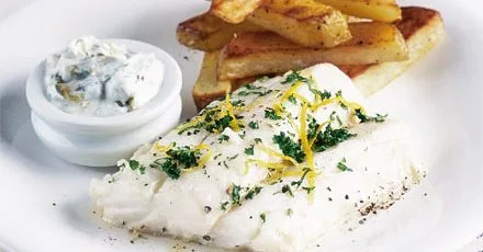 Healthy fish & chips with tartare sauce