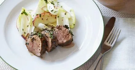 Свинина з травами, яблуками та чікорі