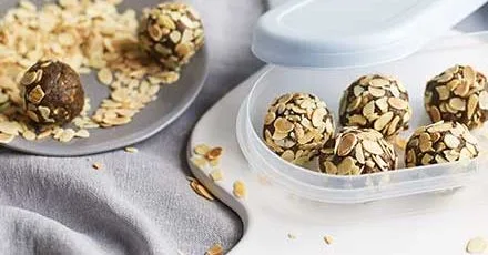 Nut & raisin protein balls