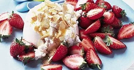 Рікотта з медом, горіхами та полуницею