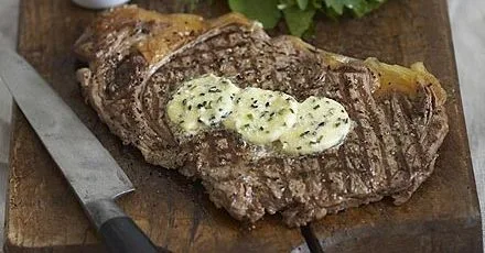 Стейки з хріново-цибульковим маслом