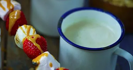 Гарячий карамельний мальтований молочний напій