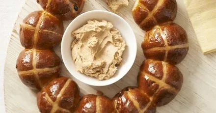 Кільце з гарячими кексами та пряним медовим маслом