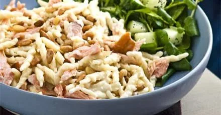Трофі з лососем у вершковому соусі та кедровими горішками