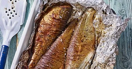 Тепло‑копчена форель з новою картоплею та руколою