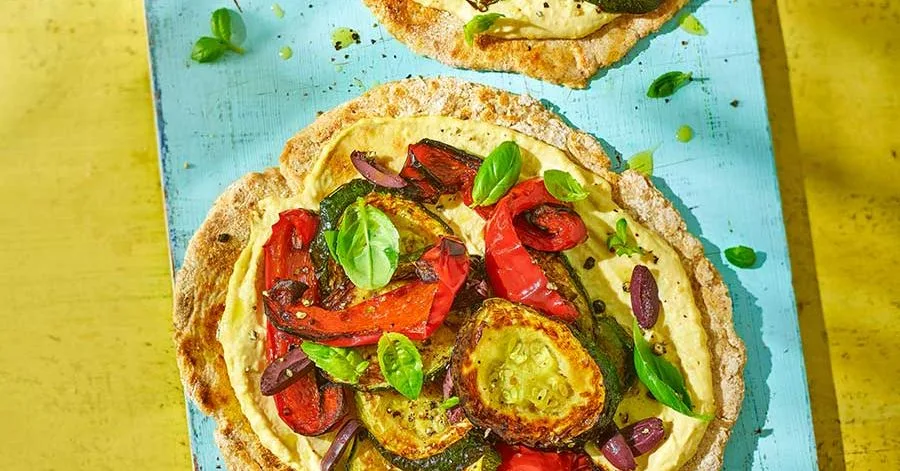 Хумус‑плоскі піци з запеченими овочами