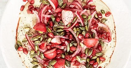 Хумус з маринованою червоною цибулею та гранатовими зернами