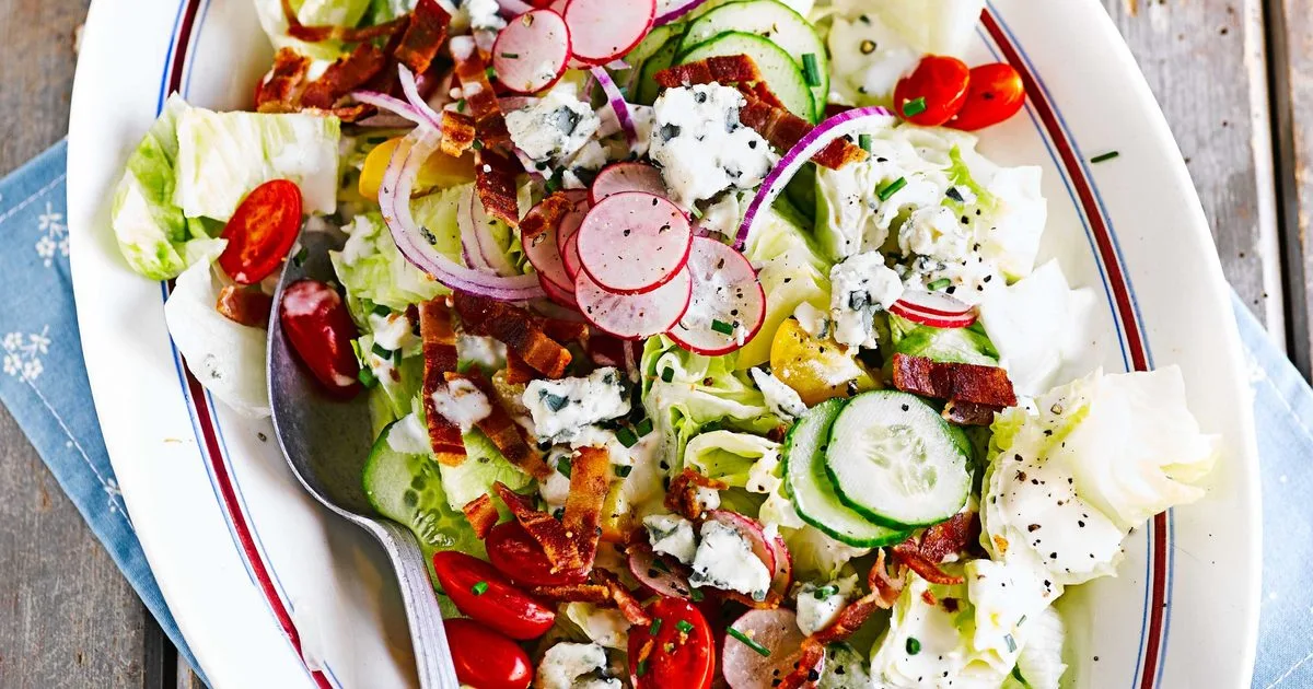 Iceberg salad with Roquefort dressing & bacon