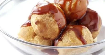 Iced vanilla & caramel profiteroles