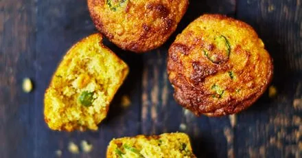 Кукурудзяні булочки з чедаром і халапеньйо
