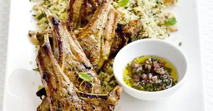Баранячі відбивні з фруктовим кускусом та м'ятою