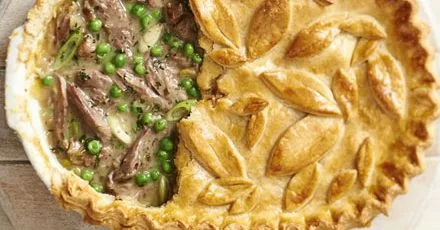 Пиріг з ягнячими гомілками, горохом і м'ятою