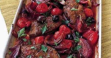 Ягнячі стейки з помідорами та оливками