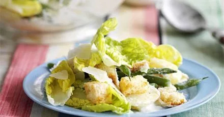 Layered salad with Parmesan croutons