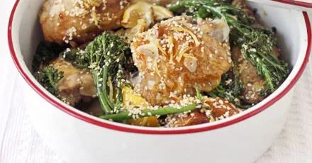 Запечене курча з лимоном, броколі та кунжутом