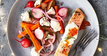 Smoked salmon fillets with dill-pickled vegetables, crème fraîche & salmon roe