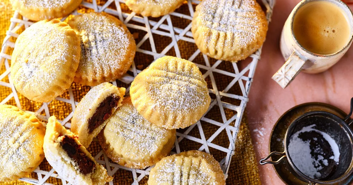 Maamoul (date cookies)
