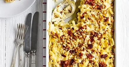 Macaroni cheese with bacon