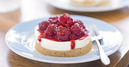 Manuka honey cheesecake with raspberries