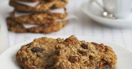 Maple, pecan & raisin oaty cookies