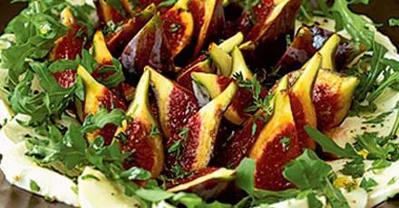 Салат з маринованими інжирами та моцарелою