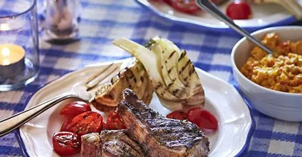 Мариновані котлети з ягняти на грилі з кремовою кукурудзою