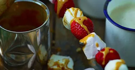 Маршмелоу‑шашлики з полуницею