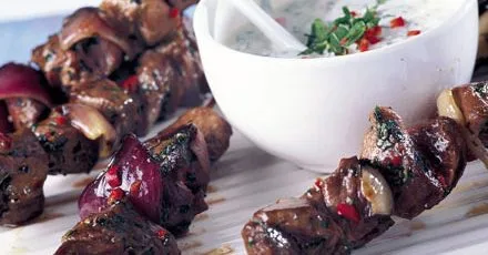 Лamb‑шашлики з чилі та м'ятним йогуртом