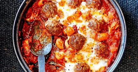Макарони з розтопленими м'ясними кульками