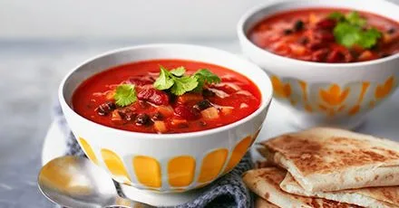 Мексиканський бобовий суп з хрусткими тортильями з фетою