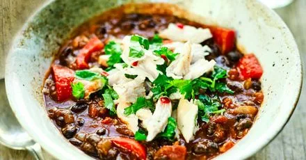 Мексиканський бобовий суп з куркою та лаймом