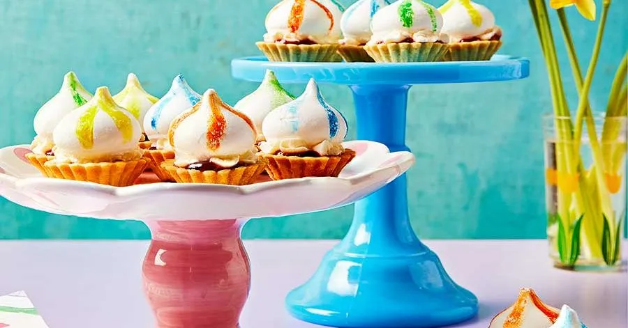 Mini eton mess cheesecake tarts