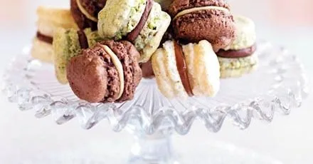 Mini pistachio & chocolate macaroons