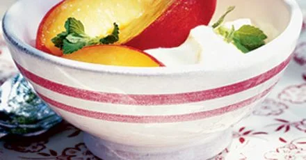 Nectarines with velvety vanilla cream
