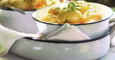 Нові картоплини з лимонно‑шавельковим маслом