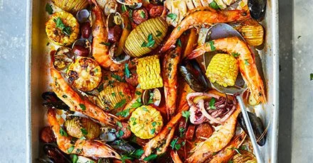 Морепродукти в одній формі з копченою часниковою маслом