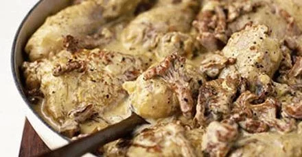 Курка, обсмажена в грибному соусі