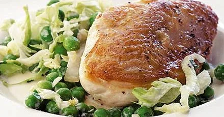 Курка, обсмажена на сковороді, з горохом