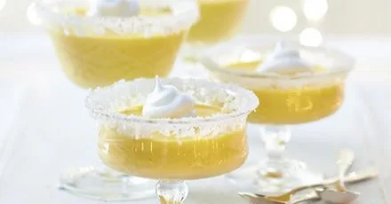 Тропічний десерт з маракуєю, манго та кокосовим кремом
