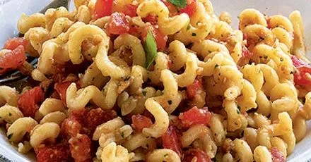 Pasta con il pesto alla Trapanese (Tomato and almond pesto)