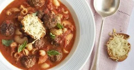 Паста з м’ясними кульками у супі та сирними крутоном