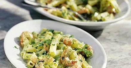 Pasta salad with pesto & prawns