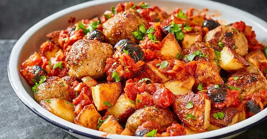 Картопля з м'ясними кульками у стилі пататас бравас
