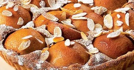 Тарт з персиками та мигдалевим кремом