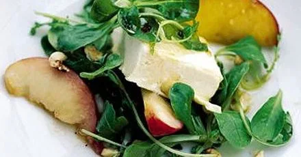 Peach & hazelnut salad