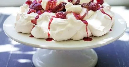 Peach melba pavlova