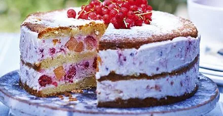 Торт з персиком, ягодами та морозивом