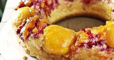 Кільце з персиками та червоною смородиною у сметані