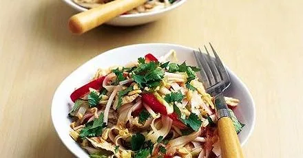 Курка з арахісом та локшиною