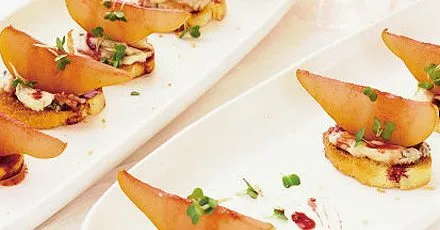 Pear & gorgonzola crostini